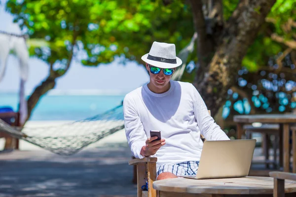 Young business man working in outdoor cafe — Stock Photo, Image