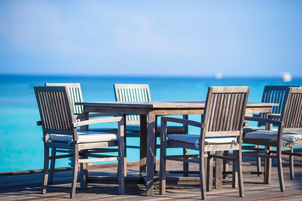 Verano vacío café al aire libre en la orilla exótica — Foto de Stock