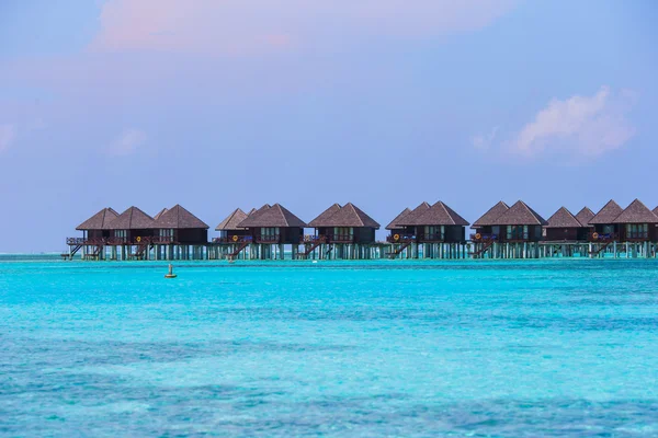 Bungalows y muelles de madera en Maldivas — Foto de Stock