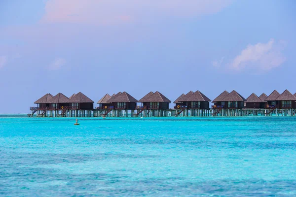 Water bungalows and wooden jetty on Maldives — Stock Photo, Image