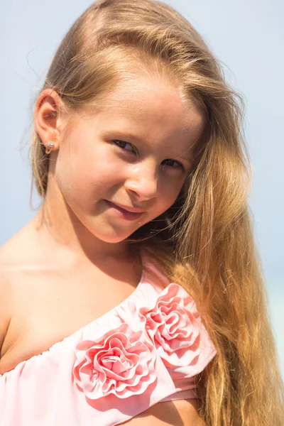 Retrato de hermosa niña al aire libre —  Fotos de Stock