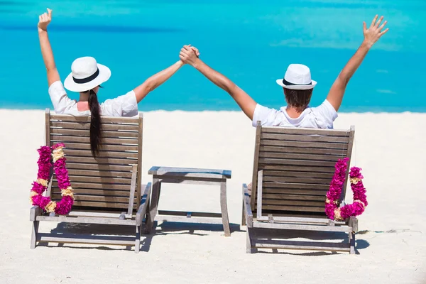 Joven pareja feliz durante las vacaciones tropicales de playa —  Fotos de Stock