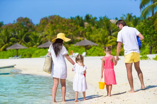 Joyeux beau famille sur une plage tropicale vacances — Photo