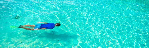 Jeune garçon plongeant en apnée dans l'océan tropical turquoise — Photo