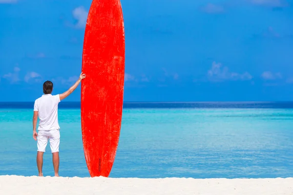 Junger Mann genießt Sommerurlaub am tropischen Strand — Stockfoto