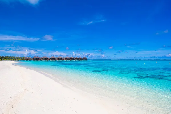 Wasserbungalows und Holzsteg auf den Malediven — Stockfoto