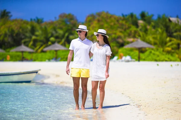 Young happy couple on white beach at summer vacation — Stock Photo, Image