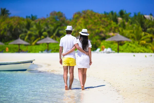 Pareja joven durante las vacaciones tropicales —  Fotos de Stock