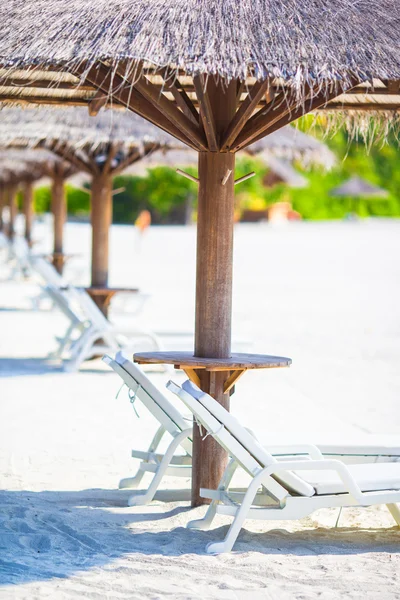 Sillas de madera de playa para vacaciones en playa tropical —  Fotos de Stock