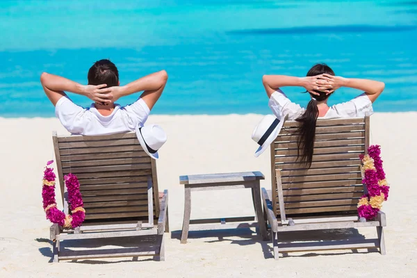 Joven pareja feliz durante las vacaciones tropicales de playa — Foto de Stock