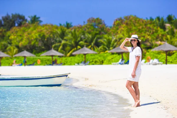 Giovane donna godere di vacanze al mare tropicale — Foto Stock