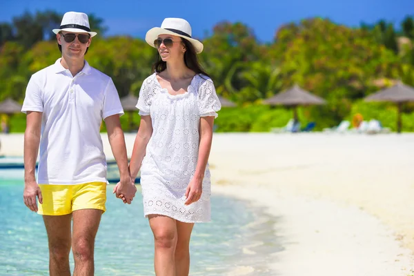 Young happy couple on white beach at summer vacation — Stock Photo, Image