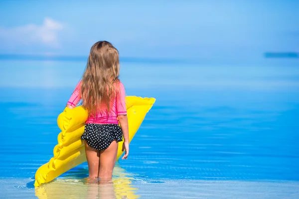 Adorable chica con colchón de aire inflable en piscina al aire libre —  Fotos de Stock