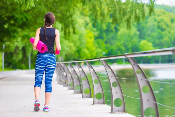 Młody active fitness kobieta robi ćwiczenia na zewnątrz — Zdjęcie stockowe