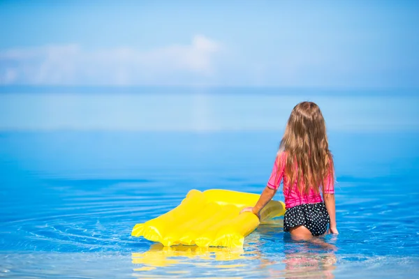 Adorable chica con colchón de aire inflable en piscina al aire libre —  Fotos de Stock