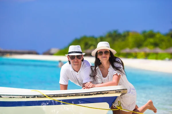 Coppia giovane durante le vacanze tropicali — Foto Stock