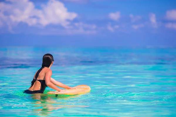 夏休み中にサーフィン美しいフィットネス サーファー女性 — ストック写真