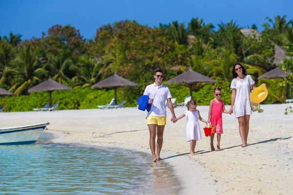 Glücklich schöne Familie auf einem tropischen Strandurlaub — Stockfoto