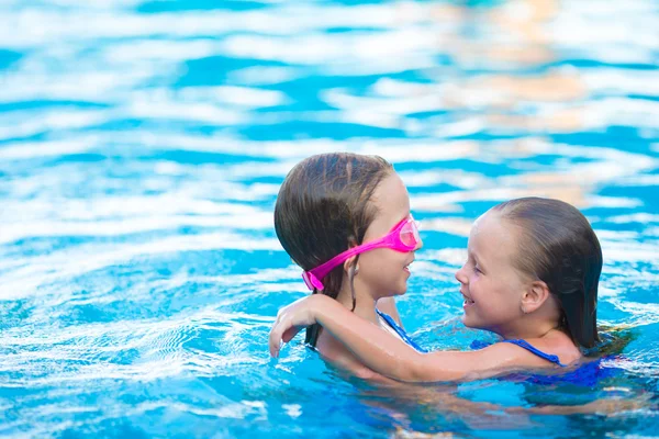 Adoráveis meninas brincando na piscina ao ar livre — Fotografia de Stock