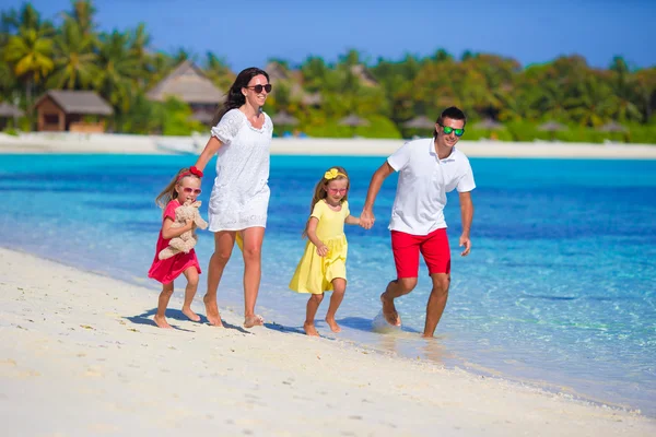 Gelukkig familie vakantie plezier op strand — Stockfoto
