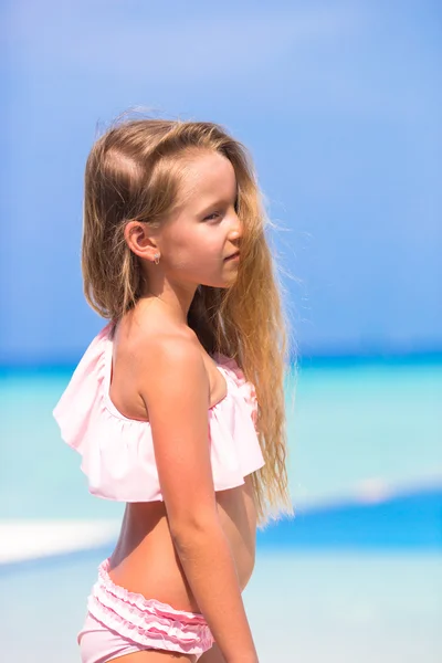 Retrato de hermosa niña al aire libre —  Fotos de Stock