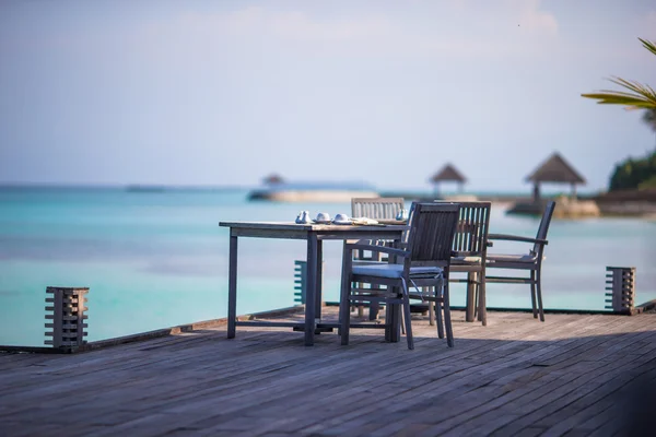 Estate vuoto caffè all'aperto a isola esotica nell'oceano indiano — Foto Stock