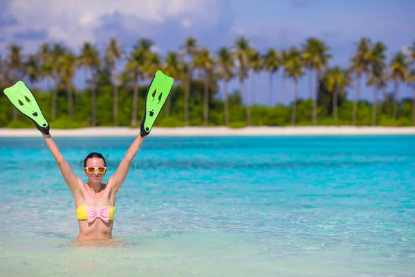 旅游海滩有趣的概念 — — 女人抱着浮潜鳍站在青绿水 — 图库照片