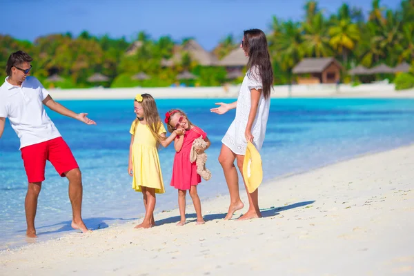 Szczęśliwe rodzinne wakacje zabawa na plaży — Zdjęcie stockowe
