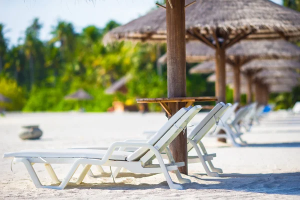 Praia cadeiras de madeira para férias na praia tropical — Fotografia de Stock
