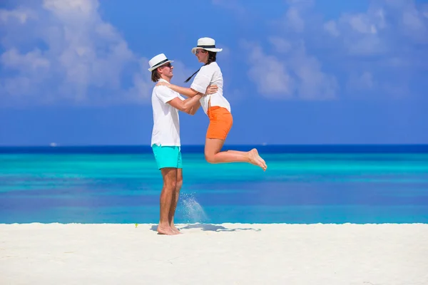 Jovem casal engraçado durante as férias tropicais — Fotografia de Stock