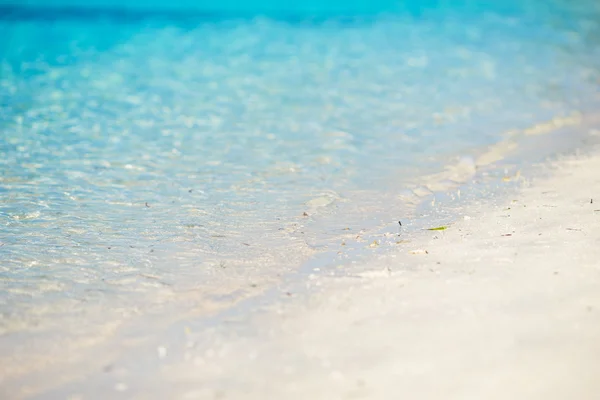 エキゾチックな島での牧歌的な完璧なターコイズブルーの水 — ストック写真