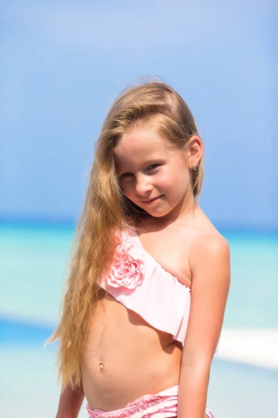 Retrato de hermosa niña al aire libre —  Fotos de Stock