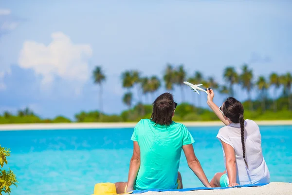 Młoda para zadowolony na białej plaży w wakacje — Zdjęcie stockowe