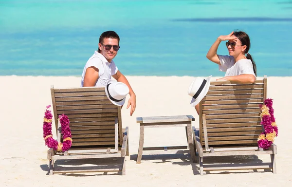 Joven pareja feliz en la playa blanca en las vacaciones de verano — Foto de Stock