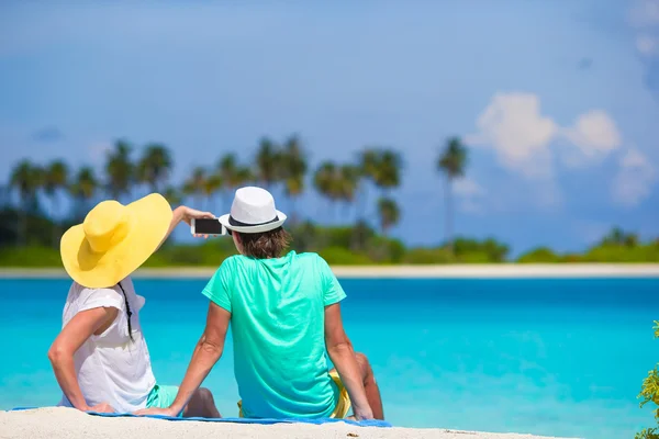 Rodziny dwóch co selfie z telefonów komórkowych na plaży — Zdjęcie stockowe