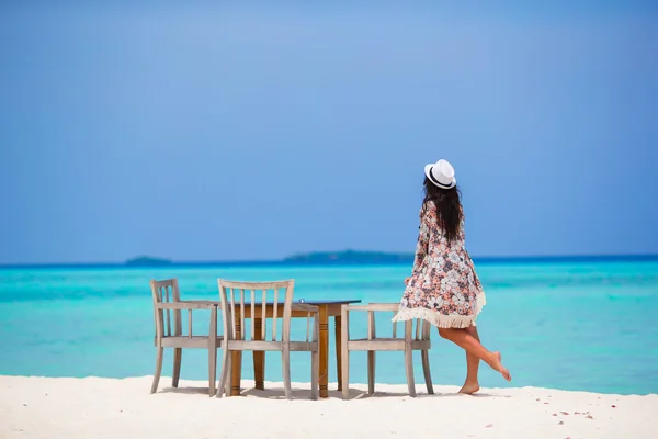 Mujer joven en la playa durante sus vacaciones de verano — Foto de Stock
