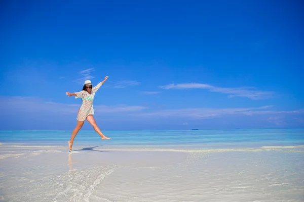 若い女性は、熱帯のビーチでの休暇をお楽しみください。 — ストック写真