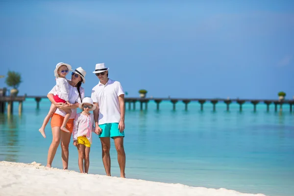 Jonge familie plezier op strand — Stockfoto