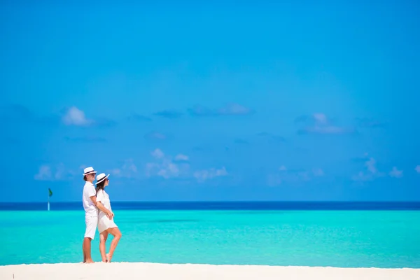 Jovem casal feliz durante as férias tropicais da praia — Fotografia de Stock