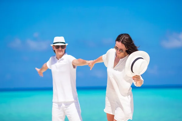 Jonge gelukkige paar tijdens strand tropische vakantie — Stockfoto