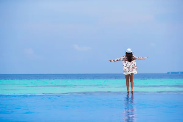 Menina bonita relaxante na piscina exterior — Fotografia de Stock