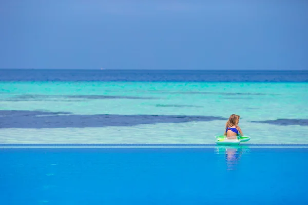 Pequeña chica adorable feliz en la piscina al aire libre —  Fotos de Stock