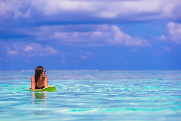 Bella donna surfista fitness surf durante le vacanze estive — Foto Stock