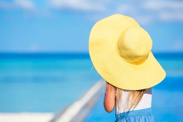 Adorable niña en gran sombrero amarillo durante las vacaciones de verano — Foto de Stock