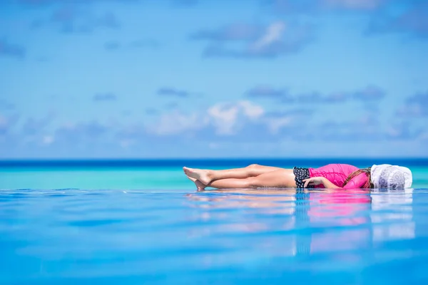 Gelukkig mooi meisje met plezier in zwembad buiten — Stockfoto