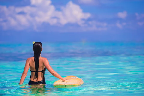 Piękny fitness surfer kobieta surfowania podczas letnich wakacji — Zdjęcie stockowe