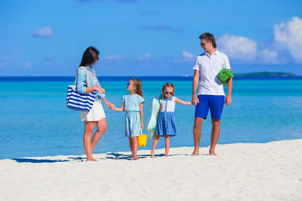 Feliz hermosa familia en unas vacaciones en la playa tropical — Foto de Stock