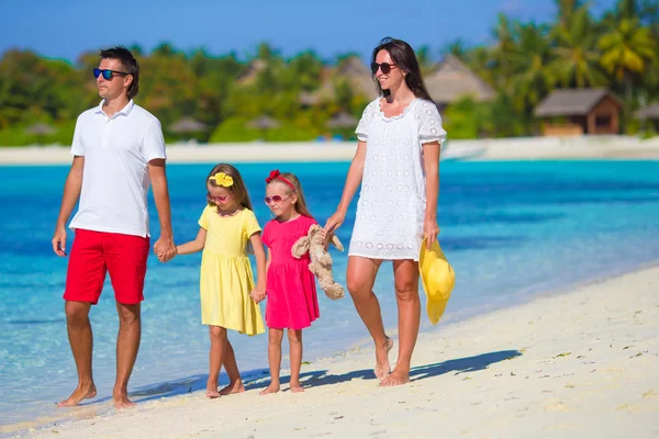 Jonge familie plezier op strand — Stockfoto