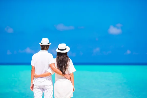 Junges glückliches Paar am weißen Strand im Sommerurlaub — Stockfoto