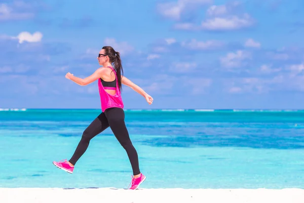 Zdravý sportovec žena pracující se dělá cvičení na tropické pláži s bílým — Stock fotografie